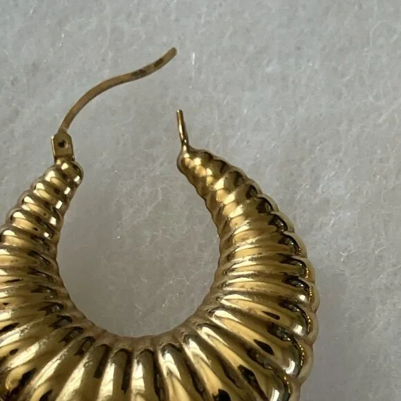 10kt Gold shell earrings - Picture 3 of 5